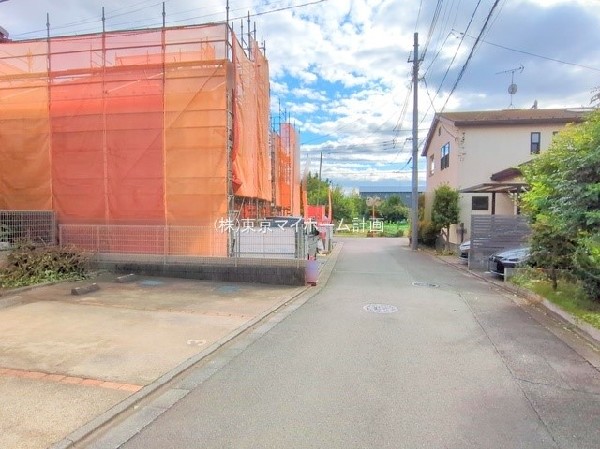 外観:前面道路含む現地外観写真（建築中）