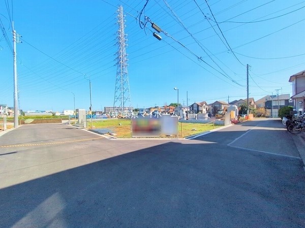 外観:前面道路含む現地土地写真