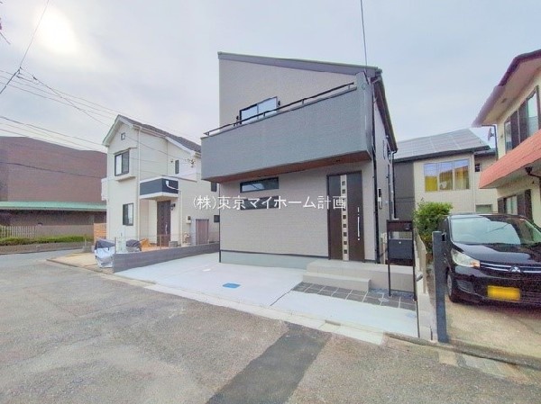 外観:前面道路含む現地外観写真