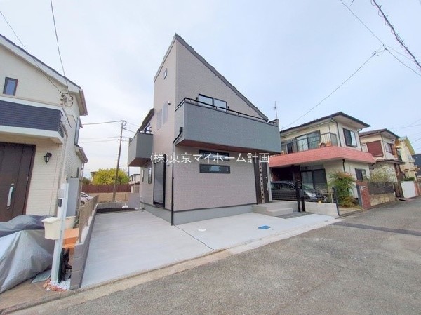 外観:前面道路含む現地外観写真