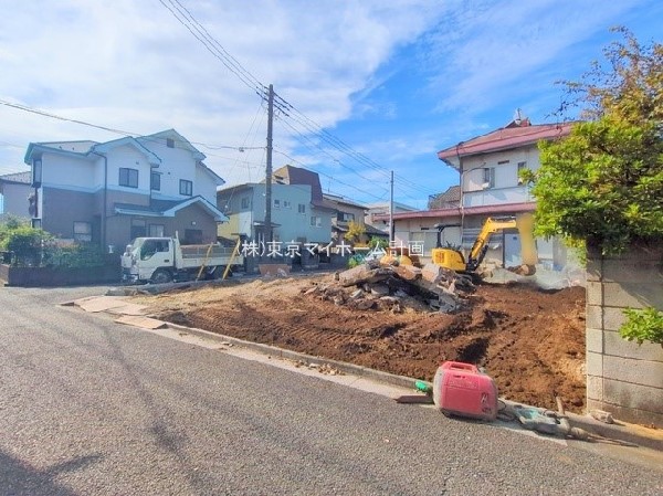 外観:前面道路含む現地土地写真