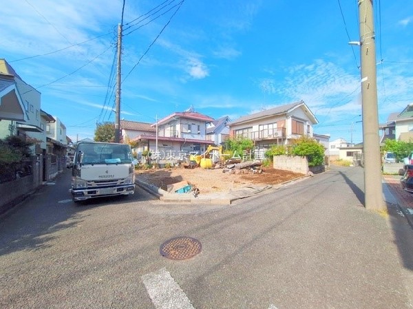 外観:前面道路含む現地土地写真