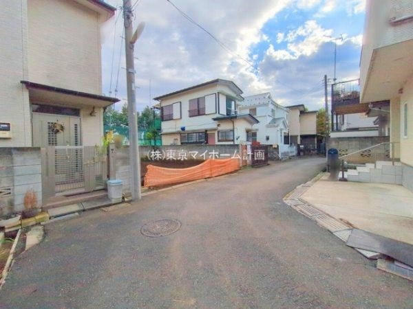 外観:前面道路含む現地土地写真