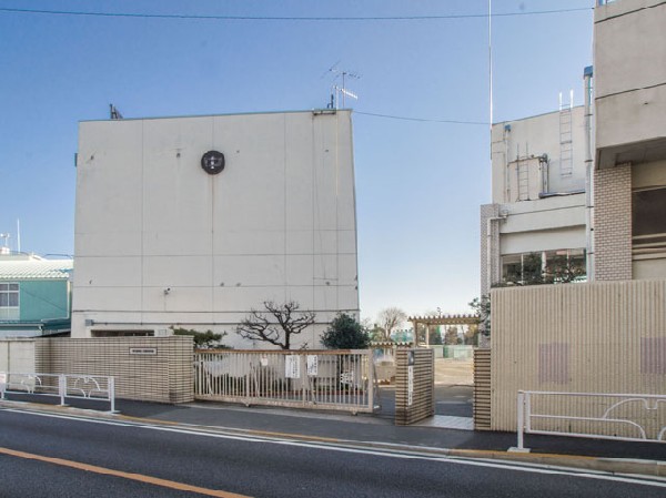 周辺環境:東久留米市立久留米中学校(生徒と教師の信頼関係を構築しながら、生徒一人一人に必要な確かな学力、体力、道徳性をしっかりと養うという教育の質を保証します。)