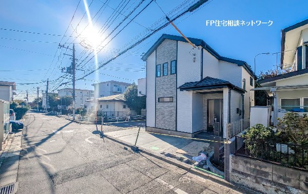 外観:前面道路含む現地外観写真