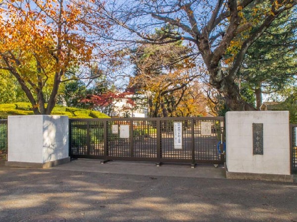 周辺環境:調布市立調布中学校(在校生への調査や「調子学習状況調査」の結果を詳細に分析した上で学校独自の「授業改善推進プラン」を策定するなど、生徒の基礎学力の向上を目指し、積極的な取り組みを行う中学校です。)