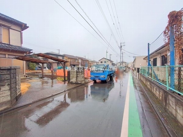 外観:前面道路含む現地外観写真（建築中）