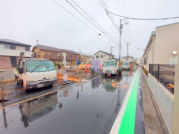 外観:前面道路含む現地外観写真（建築中）