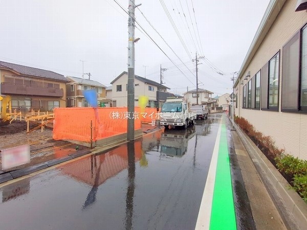 外観:前面道路含む現地外観写真（建築中）