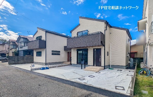 外観:前面道路含む現地外観写真