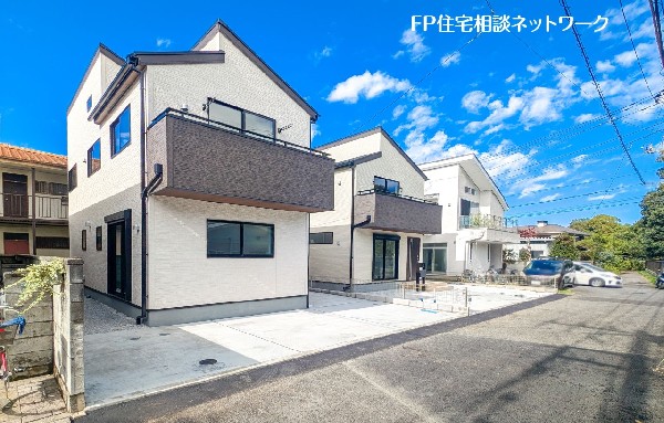 外観:前面道路含む現地外観写真