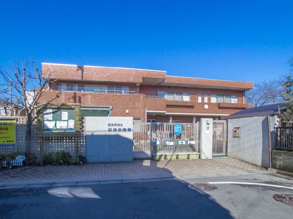 周辺環境:田無保育園(東大農場に隣接しており、四季の自然を肌で感じながら、木登り、草花を使った遊び、虫探し、かくれんぼなど、自然の中でのびのびと遊ぶ中で身体を鍛え、丈夫な体づくりを目指します。)