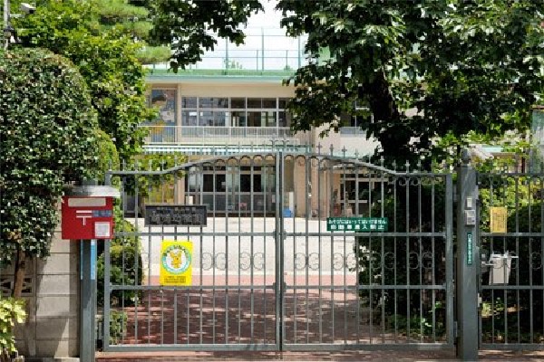 周辺環境:鶏鳴幼稚園(体験・経験を重視するため行事を多く行い、時には地域のOBが手伝いに来るなど、「地域で子どもを育てる」という理念を実現しています。)