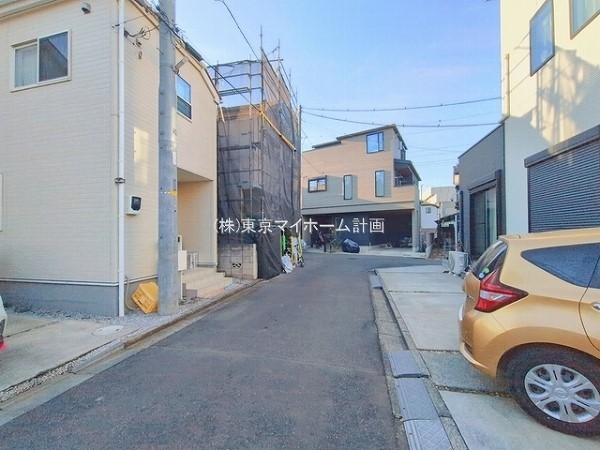 外観:前面道路含む現地外観写真（建築中）