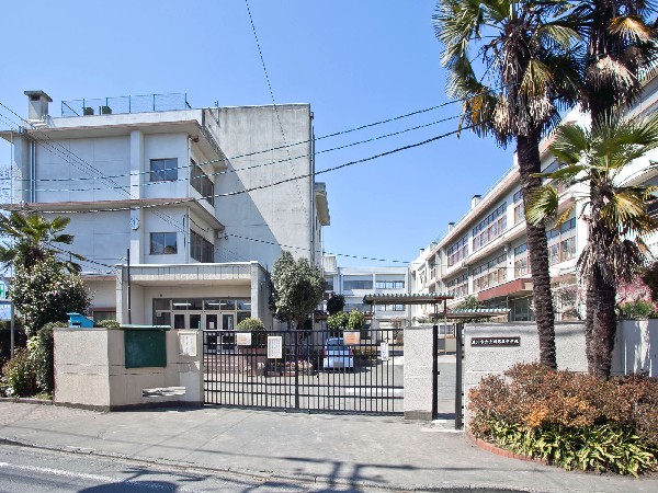 周辺環境:立川市立立川第五中学校(生徒一人一人が自らの目標をもち、自らの良さを見い出しこれを高められるよう全力を注いでいくためにバックアップをしていく体制の整った中学校です。)