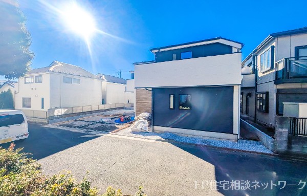 外観:前面道路含む現地外観写真