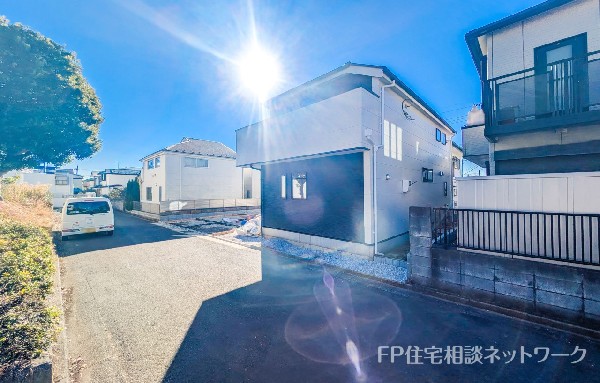 外観:前面道路含む現地外観写真