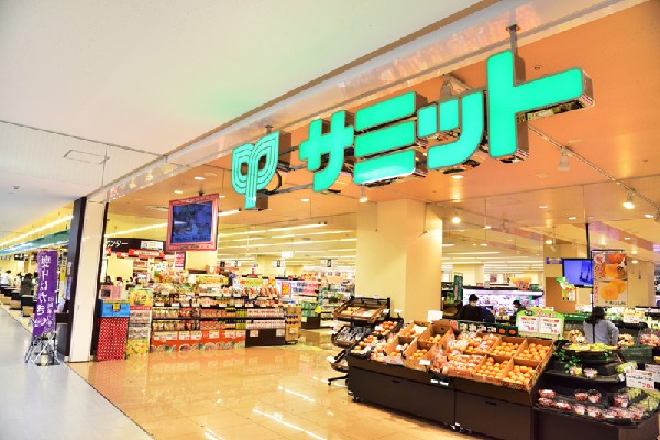 周辺環境:サミットストア恋ヶ窪店(電車でも車でもアクセスしやすい食品スーパーです。)