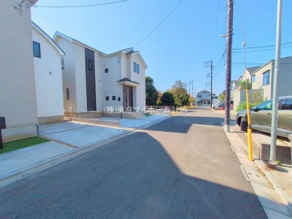 外観:前面道路含む現地外観写真