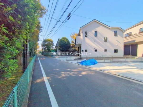 外観:前面道路含む現地外観写真