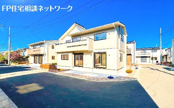 外観:前面道路含む現地外観写真