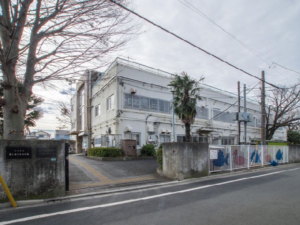 周辺環境:花小金井保育園(子どもが「いま」をもっともよく生き、遊びや生活を通して、充実感を味わい、 生きる力の基礎を培うことを保育目標とした保育園です。)