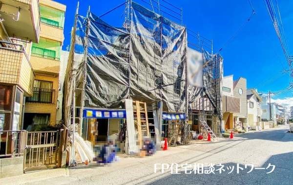 外観:前面道路含む現地外観写真（建築中）