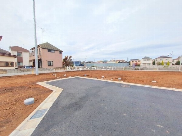 外観:前面道路含む現地土地写真