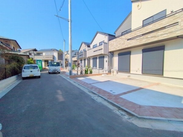 外観:前面道路含む現地外観写真