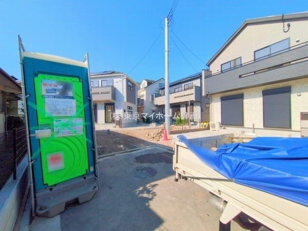 外観:前面道路含む現地外観写真