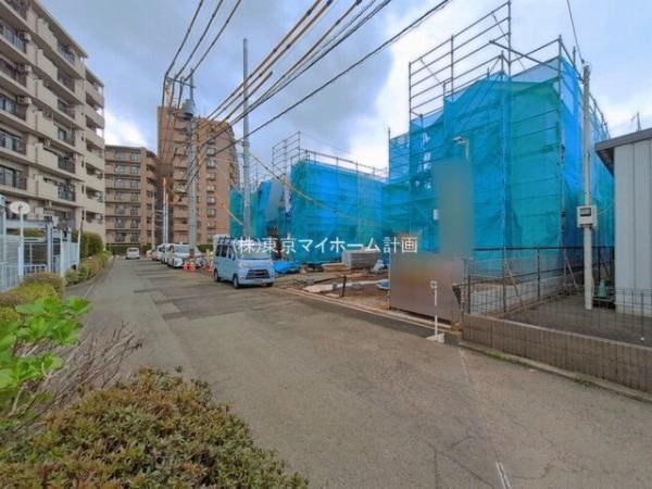 外観:前面道路含む現地外観写真（建築中）