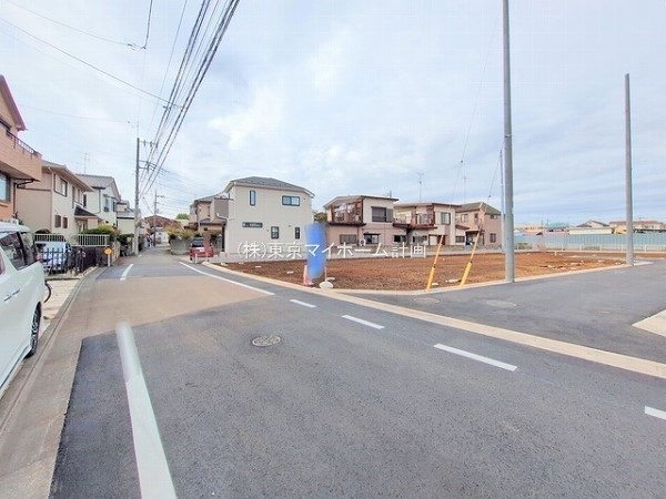 外観:前面道路含む現地土地写真