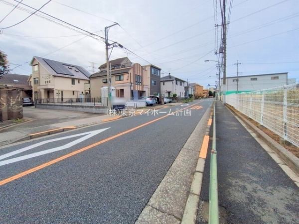 外観:前面道路含む現地外観写真（建築中）