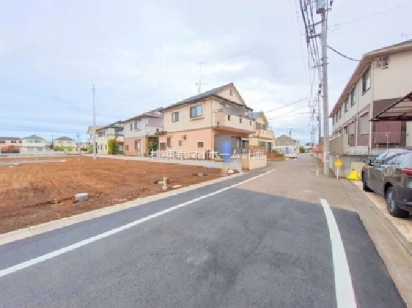 外観:前面道路含む現地土地写真