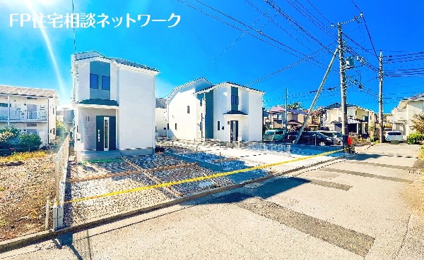 外観:前面道路含む現地外観写真