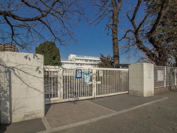 周辺環境:府中市立府中第九小学校(学校は子供のためにあるという事を一番に、常に肝に銘じて学校経営を進めている小学校です。)