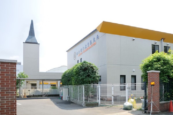 周辺環境:明星幼稚園(明星小学校生と一緒に遊んだり、中学生に読み聞かせをしてもらったりと、学園内での交流を図る機会は多く、卒園生は希望すれば優先的に明星小学校へ入れる制度があります。)