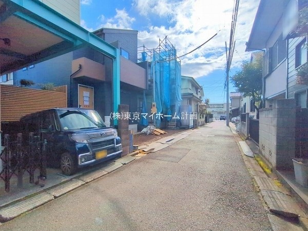 外観:前面道路含む現地外観写真