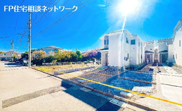 外観:前面道路含む現地外観写真