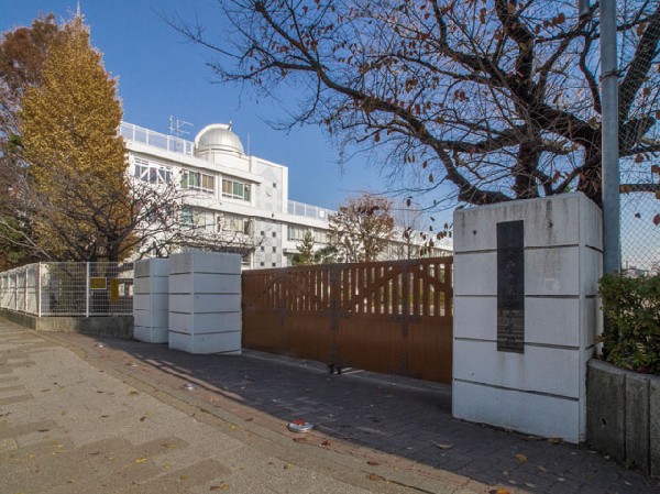 周辺環境:府中市立府中第一中学校(学校専用の天体観測ドームを持つ学校で、通常の授業で使用するほか、学内の部活動科学部がドームでの天体観測などの活動を行っている中学校です。)