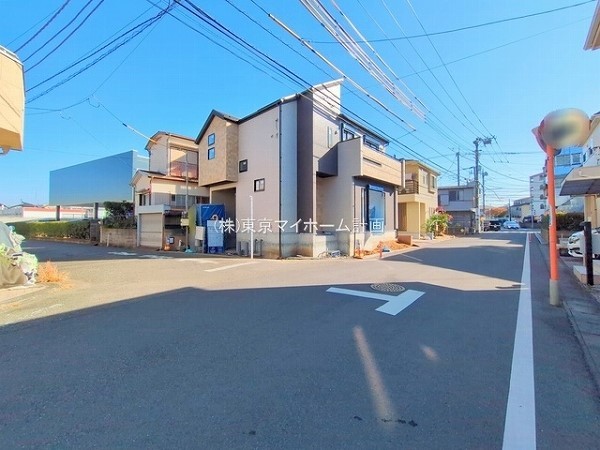 外観:前面道路含む現地外観写真