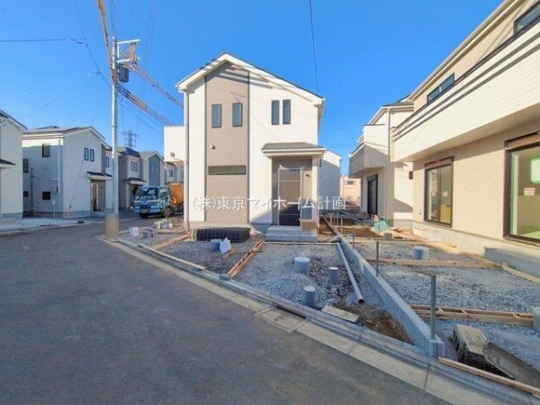 外観:前面道路含む現地外観写真