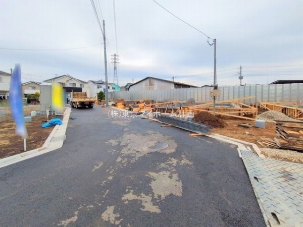 外観:前面道路含む現地外観写真（建築中）