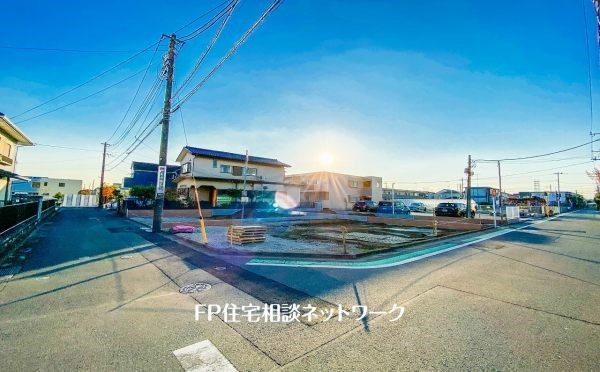 外観:前面道路含む現地外観写真（建築中）