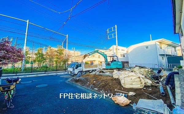 外観:前面道路含む現地外観写真（建築中）