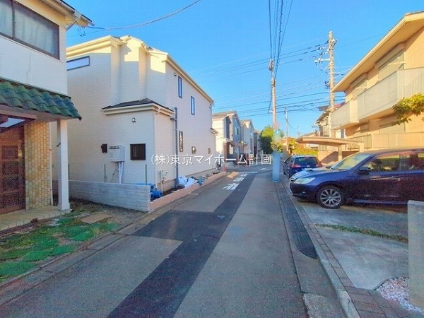 外観:前面道路含む現地外観写真