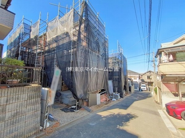 外観:前面道路含む現地外観写真（建築中）