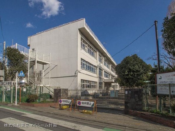 周辺環境:東久留米市立第二小学校(市内を流れる三本の川の源流は、いずれも湧水に発しています。その中で学校の近くを流れる落合川は、生活科や総合的な学習の時間に、本校の学習教材として度々活用しています。)