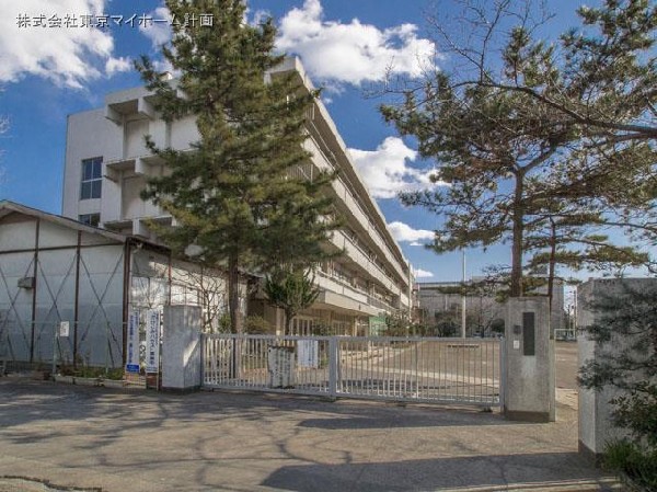 周辺環境:東久留米市立大門中学校(今年度の重点目標を「健康」＝心と身体の健康、「努力」＝何事にも惜しみない努力、「創造」＝新たな可能性の発見としています。)