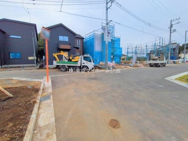 外観:前面道路含む現地外観写真